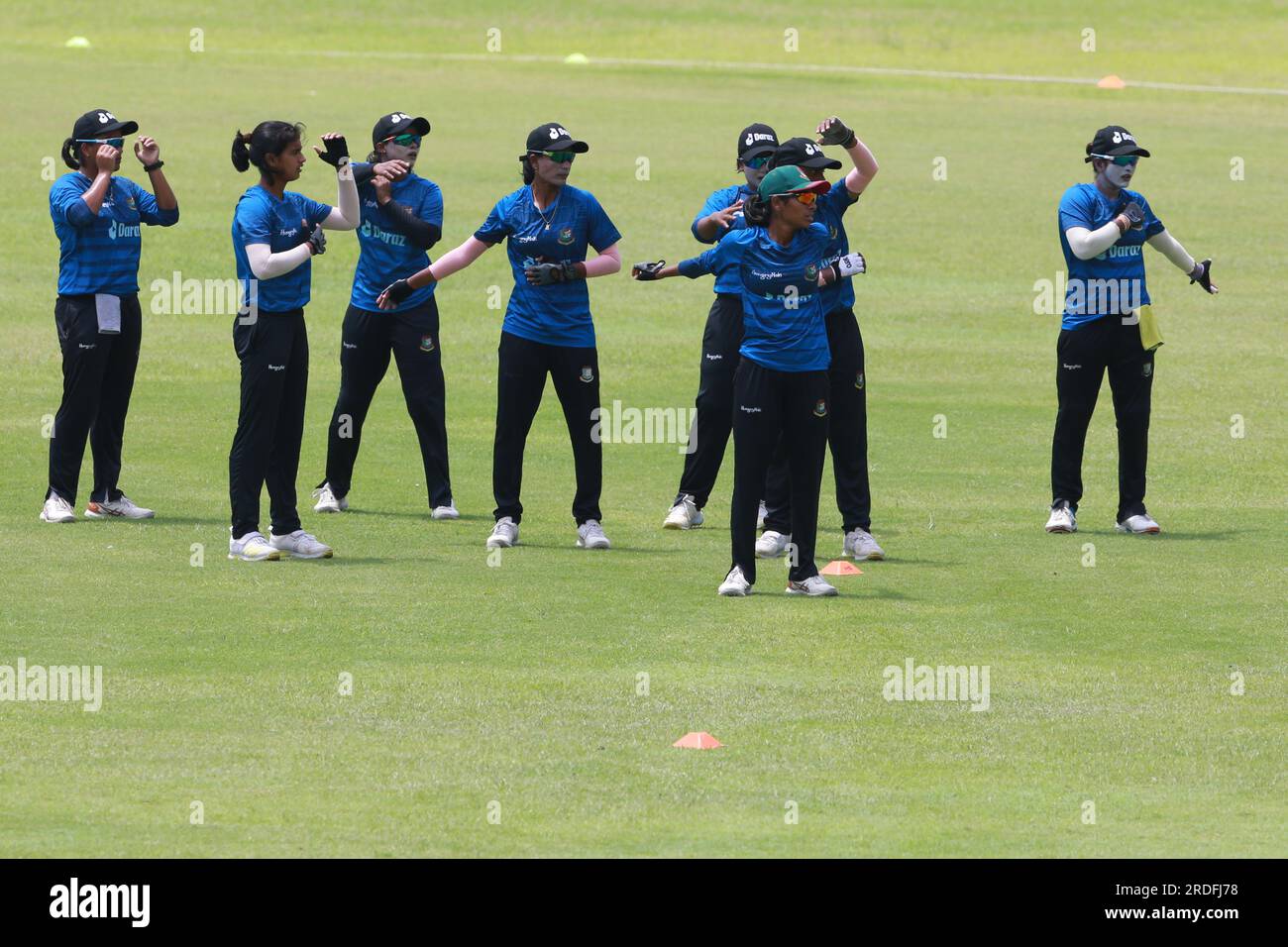 L'équipe nationale féminine de cricket du Bangladesh assiste à une séance d'entraînement avant son troisième et dernier match One Day International (ODI) contre l'Inde au Banque D'Images