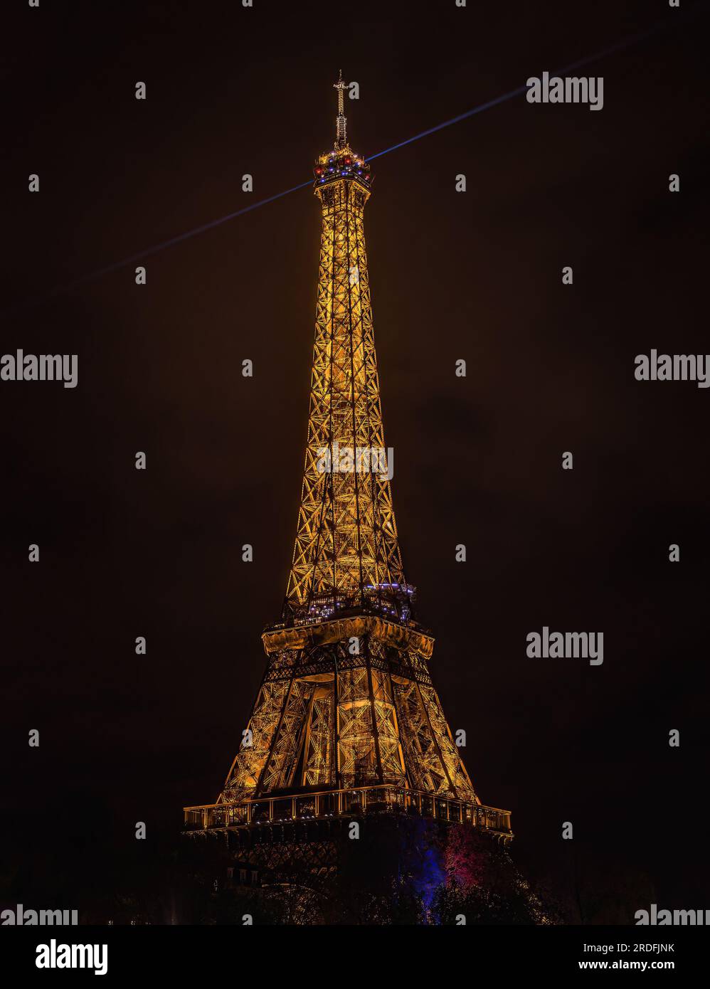 PHOTOGRAPHIE DE NUIT DE LA TOUR EIFFEL SUR LES RIVES DE LA SEINE À PARIS, PRISE EN AVRIL 2023, LORS D'UNE PROMENADE AU BATEAU MOUCHE. Banque D'Images