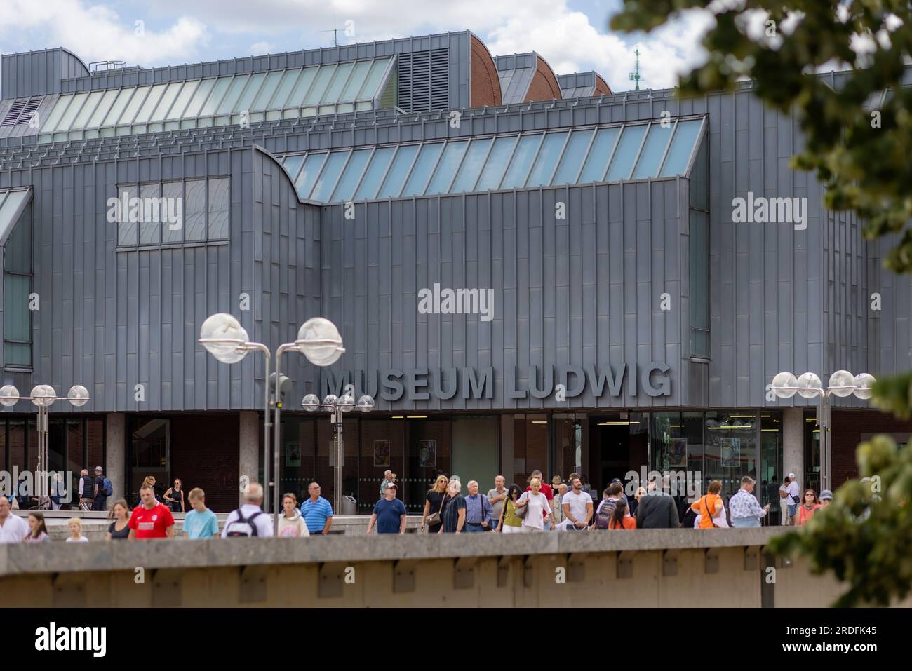 Touristes marchant devant le musée romano-germanique (RGM) à Cologne Banque D'Images