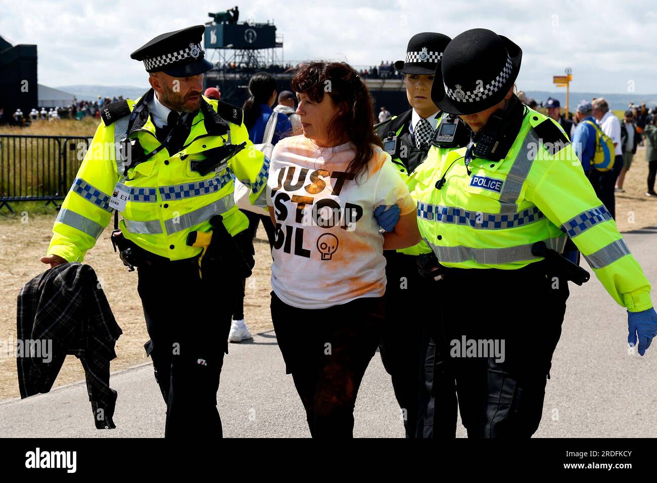 Un manifestant de Just Stop Oil est emmené par la police pendant la deuxième journée de l'Open au Royal Liverpool, Wirral. Date de la photo : Vendredi 21 juillet 2023. Banque D'Images