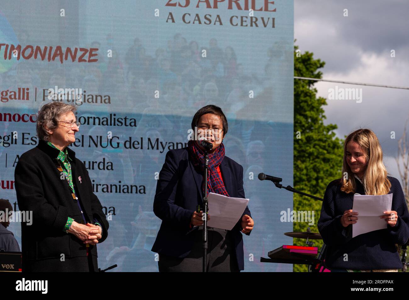 Gattatico, Reggio Emilia, Italie - 25 avril 2023 : Portrait de Teresa Vergalli et Zin Mar Aung, politicienne birmane, militante et ancienne politicienne Banque D'Images