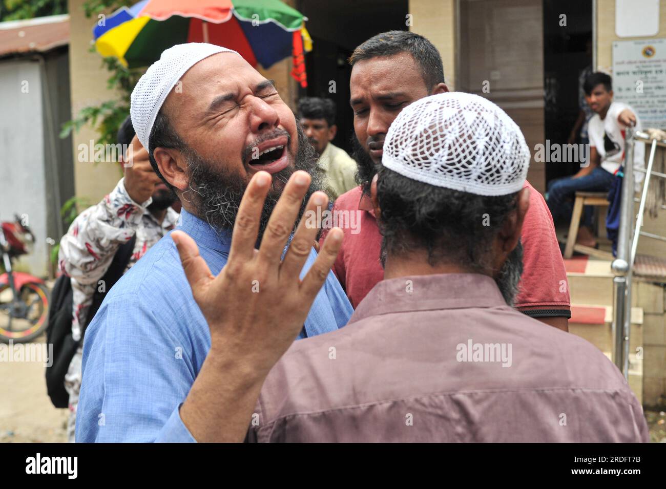 20 juillet 2023 Sylhet-Bangladesh : devant la morgue de l'hôpital du Collège médical Sylhet Osmani, le frère aîné Babul Mia et ses proches pleurent pour le frère cadet décédé Kazi Amiruddin. Six personnes ont été tuées dans une collision frontale entre un microbus et un pousse-pousse alimenté au GNC sur la route Sylhet-Kompaniganj. Cinq personnes sont mortes sur place et une autre est morte à l'hôpital. L'accident a eu lieu à Sundragaon sous le commissariat de Goainghat sur l'autoroute Sylhet-Kompaniganj vers 8:30 heures du matin jeudi 20 juillet. Le 20 juillet 2023 Sylhet, Bangladesh (photo de MD Rafayat Haque Khan Banque D'Images