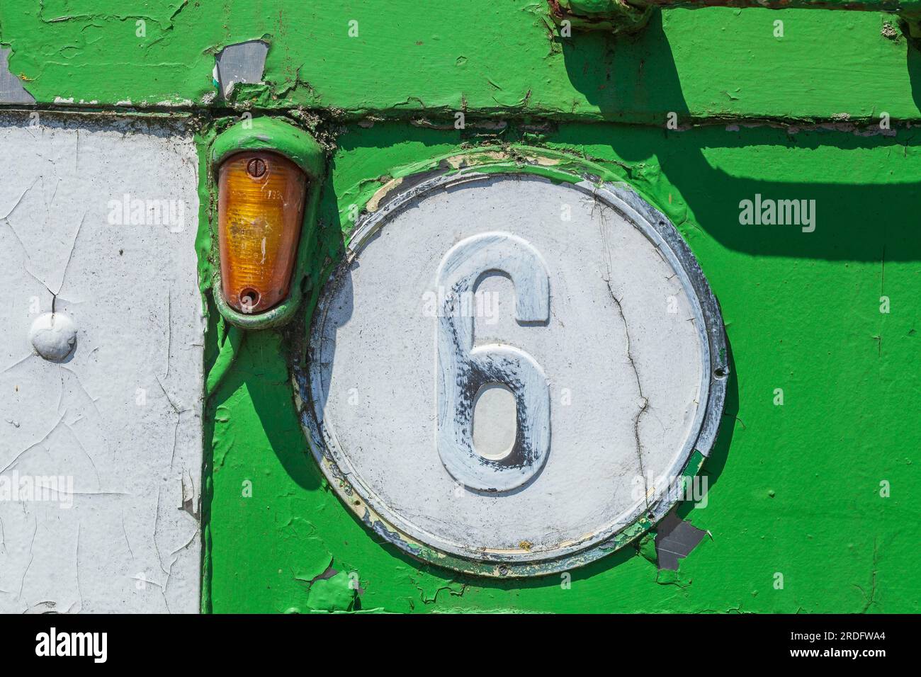 Ancien panneau avec inscription autorisé vitesse maximale 6 km sur une voiture de collection, Bremerhaven, Brême, Allemagne Banque D'Images