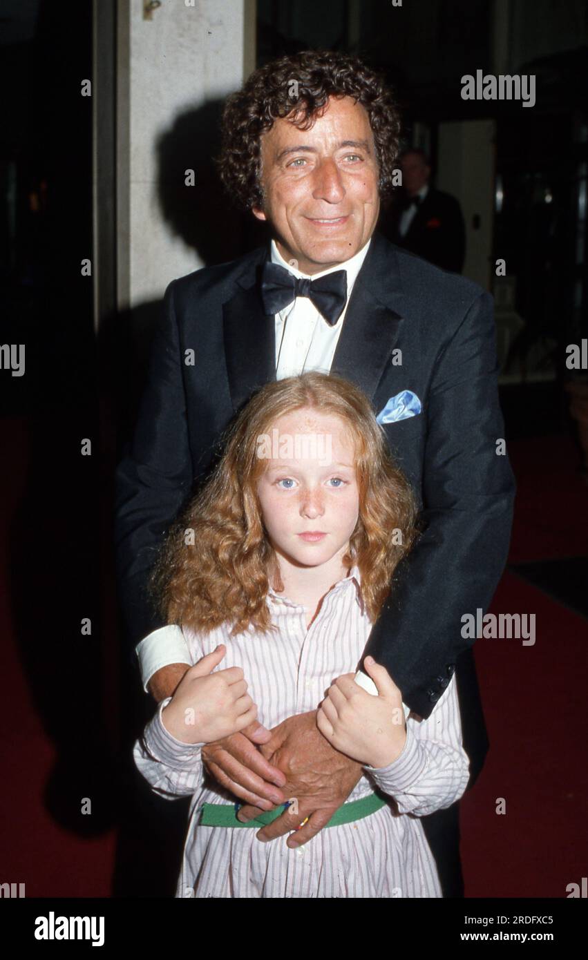 **PHOTO DE FICHIER** Tony Bennett est décédé. Tony Bennett avec la duaghter Antonia Bennett Tony a reçu le prix annuel Susie Humanitarian Award de la Eddie Cantor Charitable Foundation au Beverly Hilton Hotel 1983 crédit : Ralph Dominguez/MediaPunch Banque D'Images