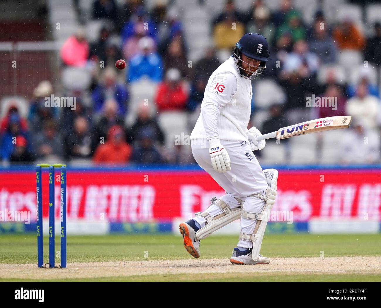 L'Anglais Jonny Bairstow regarde un ballon livré par l'australien Mitchell Starc (non illustré) manquer de peu le guichet le troisième jour du quatrième test match LV= Insurance Ashes Series à Emirates Old Trafford, Manchester. Date de la photo : Vendredi 21 juillet 2023. Banque D'Images