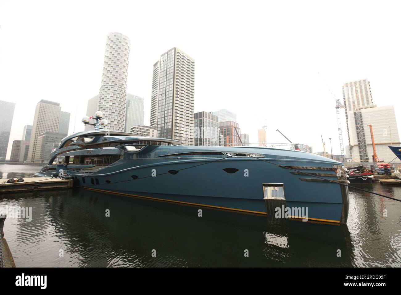 Photo du dossier datée du 29/3/2022 du superyacht Phi à Canary Wharf, à l'est de Londres, qui a été arrêté dans le cadre des sanctions contre la Russie. Un riche homme d'affaires russe a perdu une dispute de la haute Cour avec le gouvernement au sujet de la détention de son superyacht. Sergei Naumenko voulait qu'un juge rende une ordonnance annulant la décision du gouvernement de détenir les Phi dans le cadre d'un régime de sanctions suite à l'invasion de l'Ukraine par la Russie en 2022. Date de parution : Vendredi 21 juillet 2023. Banque D'Images