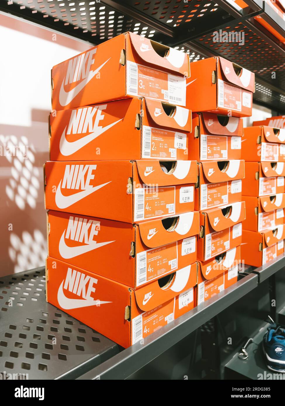 Roppenheim, France - 11 juillet 2023 : à vendre, un magasin présente des  rangées de boîtes à chaussures Nike rouges, invitant les acheteurs à  acheter toutes les tailles à un prix avantageux Photo Stock - Alamy