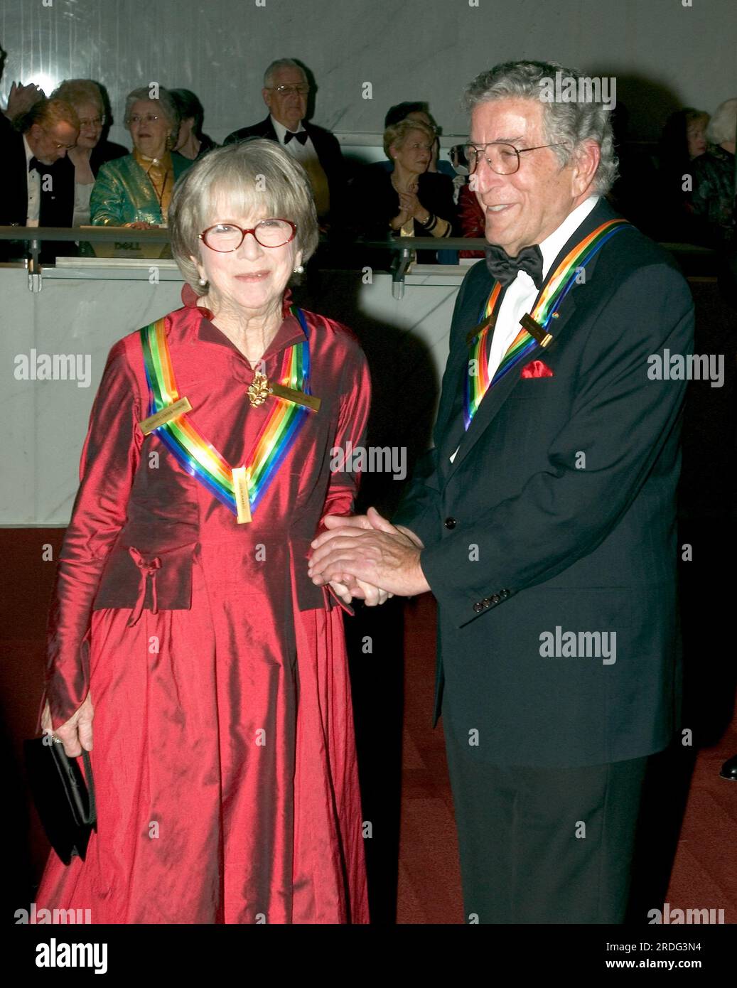 Les lauréats du Kennedy Center Tony Bennett, à droite, et Julie Harris, à gauche arrivent pour l'enregistrement des honneurs du Kennedy Center 2005 au John F. Kennedy Center for the Performing Arts à Washington, D.C. le dimanche 4 décembre 2005. Les lauréats 2005 sont Tony Bennett, Suzanne Farrell, Julie Harris, Robert Redford et Tina Turner. Photo de Ron Sachs / CNP/ABACAPRESS.COM Banque D'Images