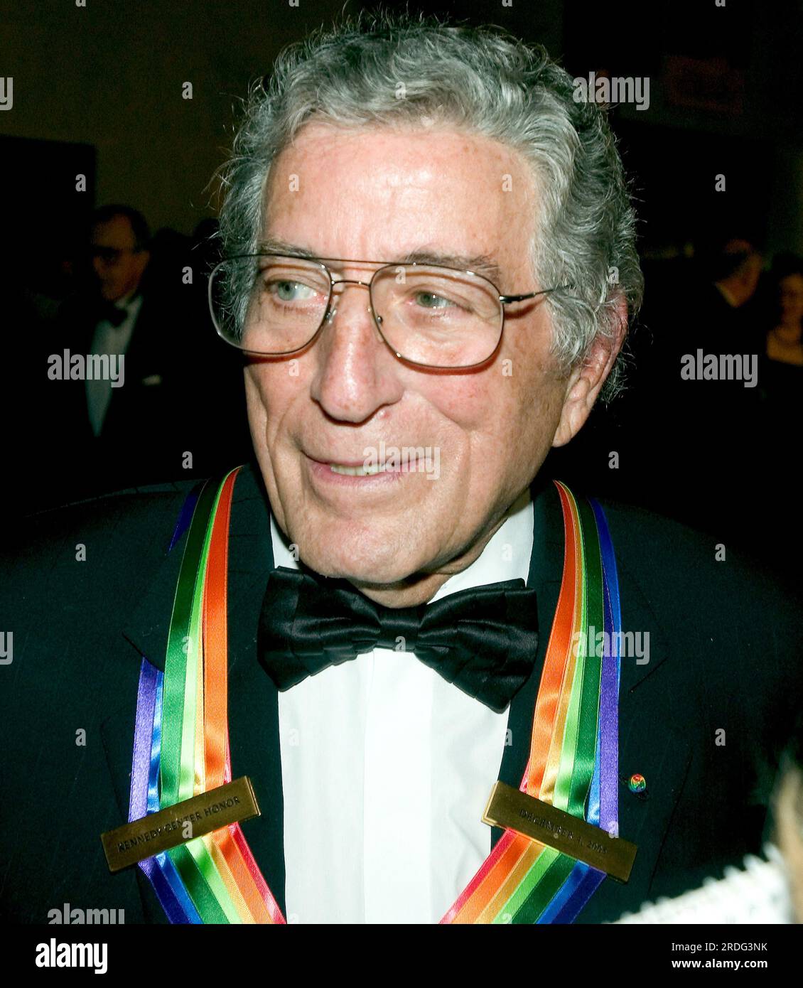Tony Bennett parle aux journalistes alors qu'il arrive pour l'enregistrement des honneurs du Kennedy Center au John F. Kennedy Center for the Performing Arts à Washington, D.C. le 4 décembre 2005. Les lauréats 2005 sont Tony Bennett, Suzanne Farrell, Julie Harris, Robert Redford et Tina Turner. Photo de Ron Sachs / CNP/ABACAPRESS.COM Banque D'Images