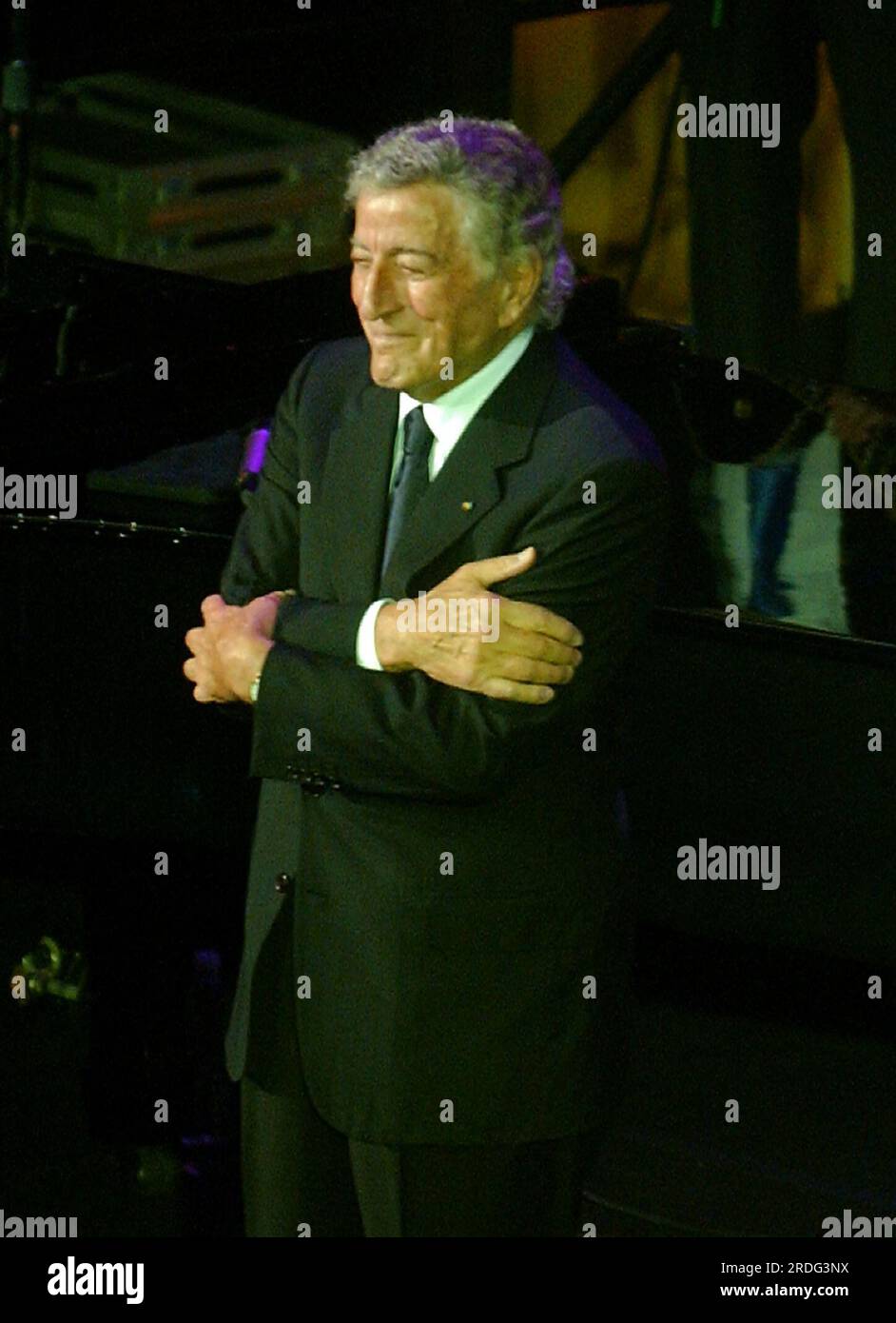 Washington, D.C. - 4 janvier 2007 -- Tony Bennett remercie la foule pour leurs applaudissements après une performance au "Swearing-In Celebration concert" pour les États-Unis Nancy Pelosi, conférencière, au National Building Museum à Washington, D.C. le jeudi 4 janvier 2007. Photo de Ron Sachs / CNP/ABACAPRESS.COM Banque D'Images