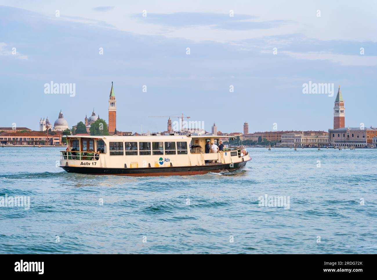Venise, Italie - mai 29 2023 : bateau-bus public vénitien bondé appelé vaporetto (ACTV) sur le Grand Canal de Venise Banque D'Images
