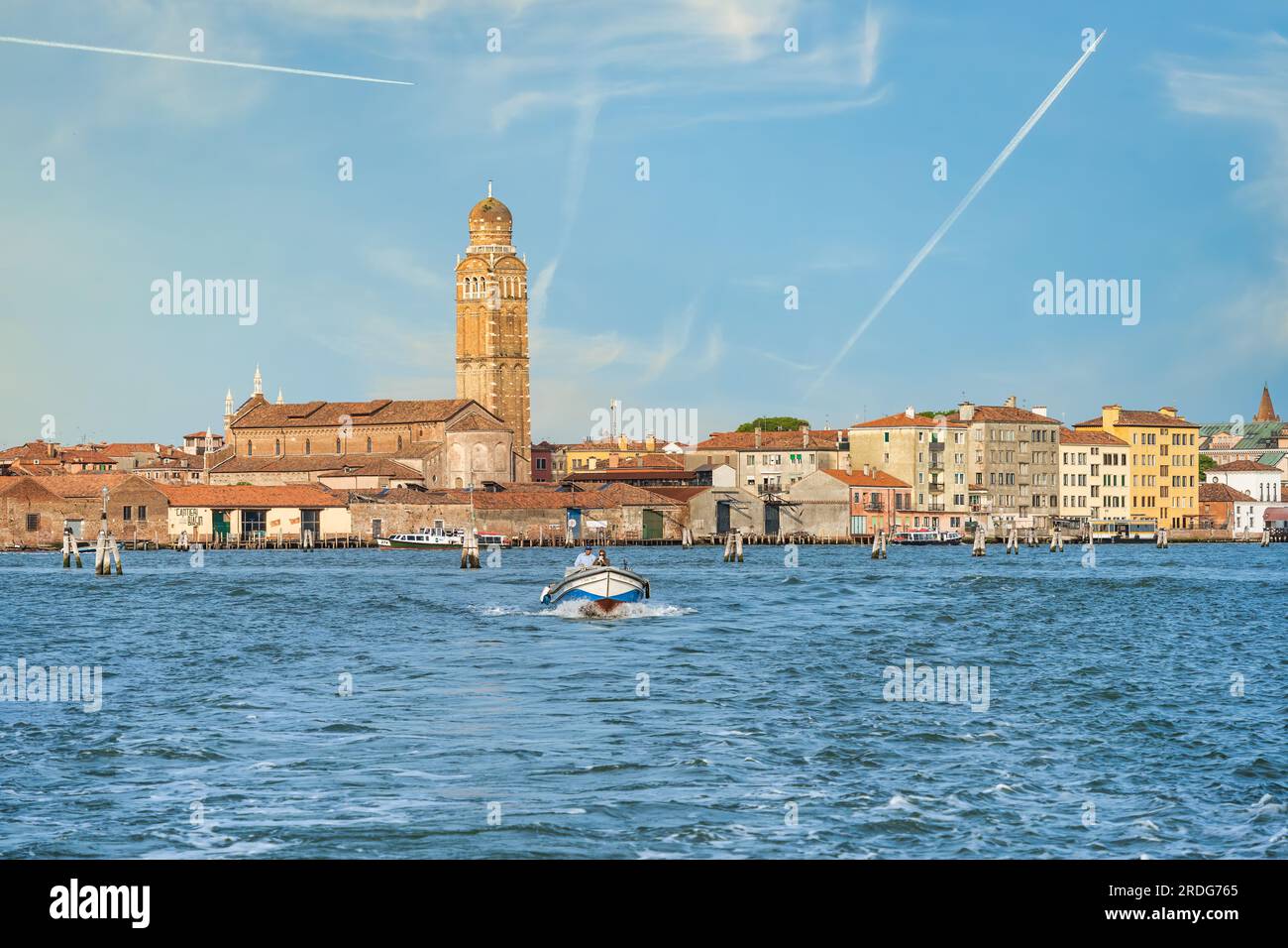 Venise, Italie - Mai 30 2023 : vue panoramique sur le Grand Canal avec l'église de Madonna dell Orto Banque D'Images