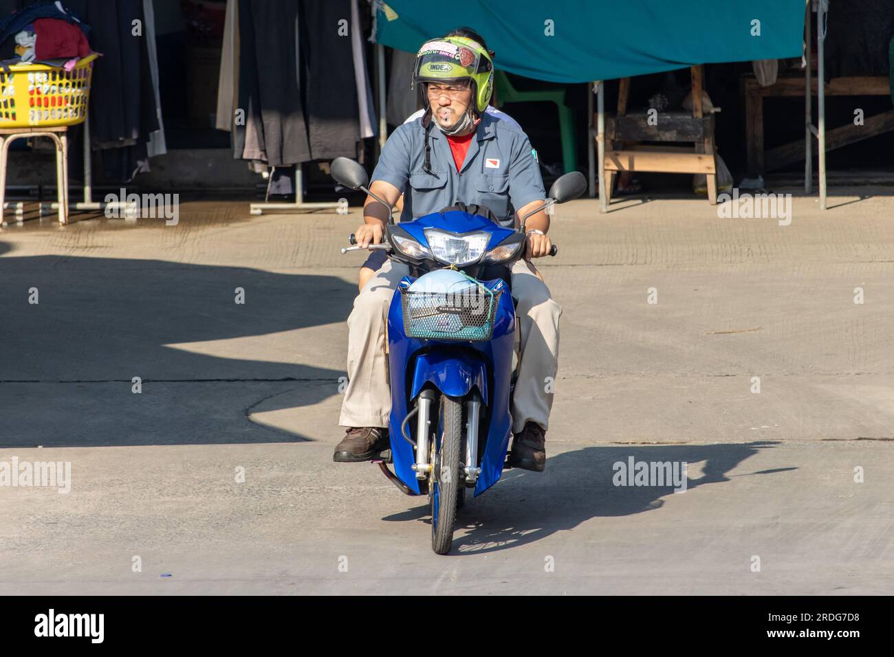 SAMUT PRAKAN, THAÏLANDE, FÉVRIER 02 2023, Un homme monte sur une moto dans la rue de la ville. Banque D'Images