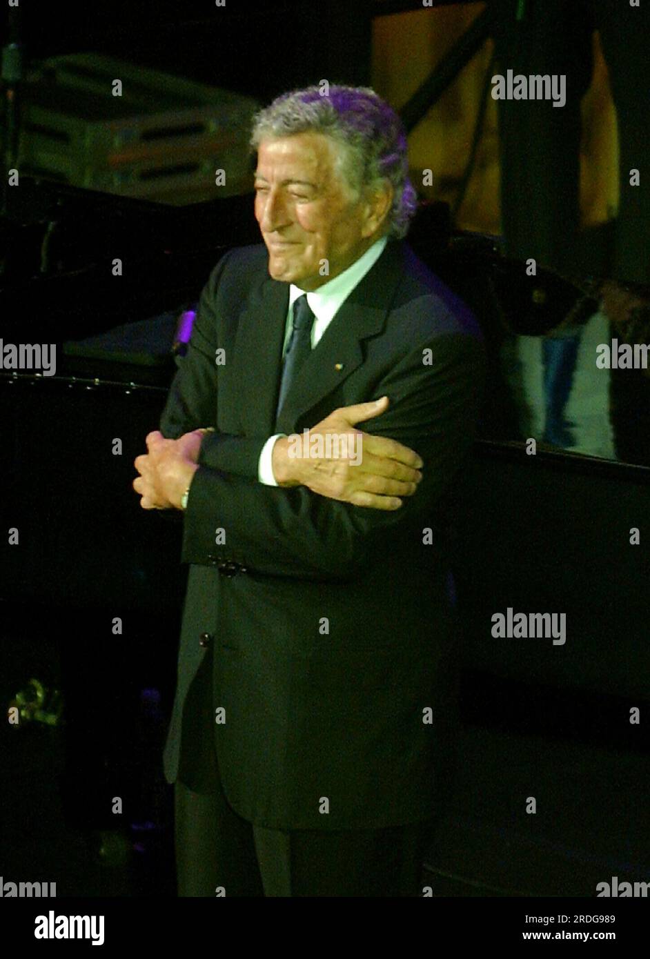 Washington, D.C. - 4 janvier 2007 -- Tony Bennett remercie la foule pour leurs applaudissements après une performance au "Swearing-In Celebration concert" pour les États-Unis Nancy Pelosi, présidente de la Chambre, au National Building Museum à Washington, D.C. le jeudi 4 janvier 2007..crédit : Ron Sachs / CNP Banque D'Images