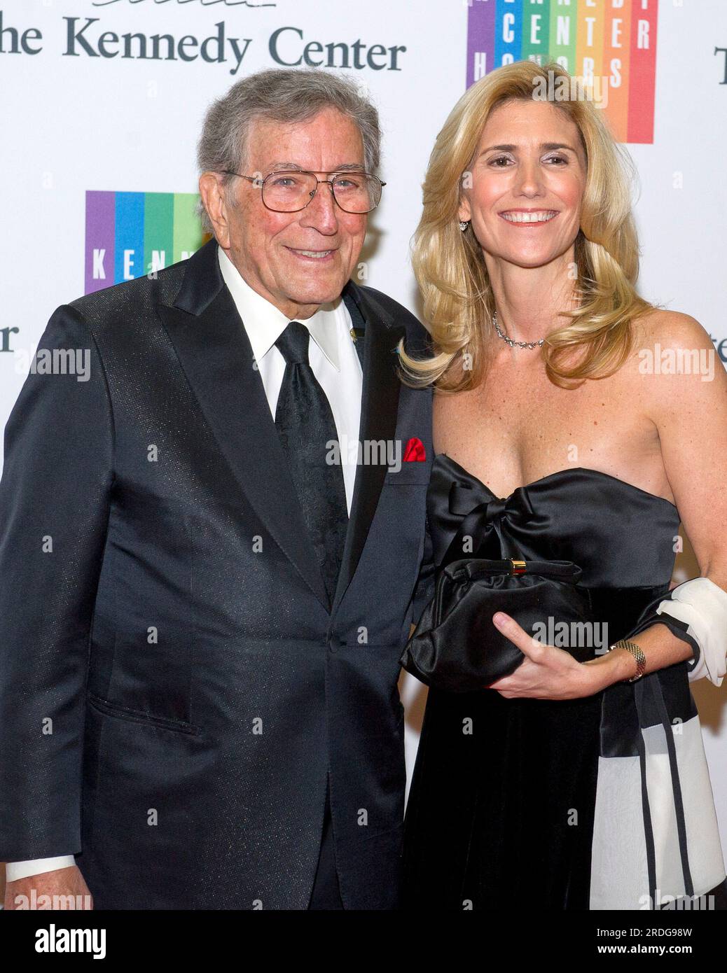 Tony Bennett et son épouse, Susan Crow, arrivent pour le dîner officiel de l'artiste honorant les récipiendaires des honneurs du Kennedy Center 2013 organisé par le secrétaire d'État américain John F. Kerry aux États-Unis Département d'État à Washington, D.C. le samedi 7 décembre 2013. Les 2013 lauréats sont : la chanteuse d'opéra Martina Arroyo ; le pianiste, claviériste, chef d'orchestre et compositeur Herbie Hancock ; le pianiste, chanteur et compositeur Billy Joel ; l'actrice Shirley MacLaine ; et le musicien et compositeur Carlos Santana. Crédit : Ron Sachs / CNP Banque D'Images