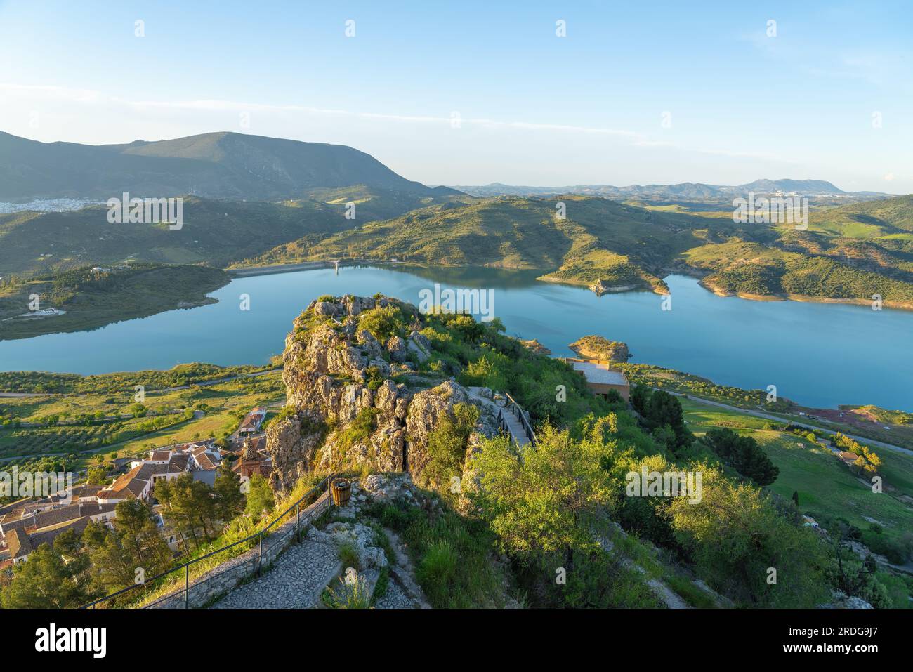 Vue aérienne des rochers de Zahara de la Sierra et du lac de réservoir de Zahara-El Gastor - Zahara de la Sierra, Andalousie, Espagne Banque D'Images