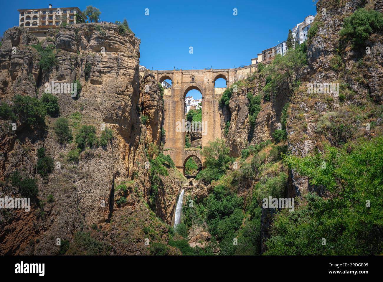 Pont Puente Nuevo avec gorge El Tajo et cascade - Ronda, Andalousie, Espagne Banque D'Images
