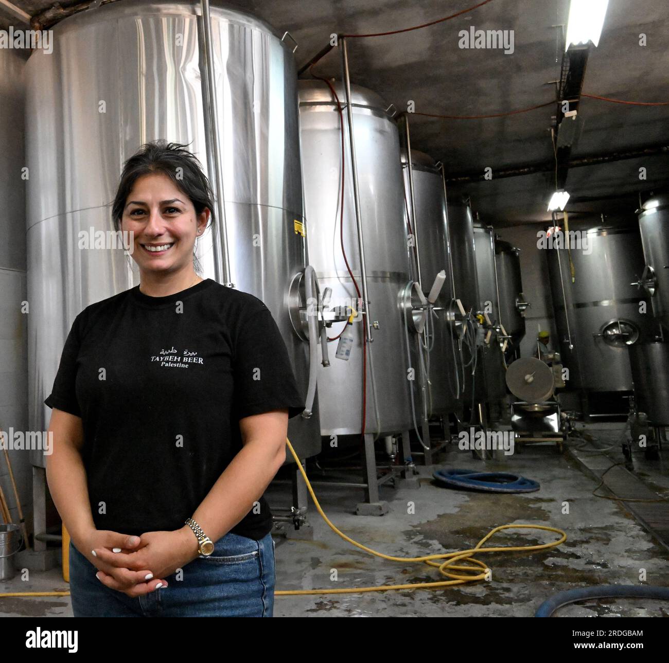 Turmus Aya, Cisjordanie. 21 juillet 2023. Turmus Aya, Cisjordanie, le vendredi 21 juillet 2023. La palestinienne américaine Made Khoury, 37 ans, de Boston, travaille dans la brasserie familiale Taybeh Beer, à Taybeh, Cisjordanie, le vendredi 21 juillet, 2023. Khoury, brasseur et directeur général de Taybeh Beer, Pourrait bénéficier d’un accord entre Israël et l’Amérique qui donnerait aux Israéliens une entrée sans visa en Amérique si Israël accordait aux Américains palestiniens un traitement égal pour entrer en Israël et dans les territoires palestiniens en prenant l’avion pour l’aéroport Ben Gourion près de tel Aviv. Photo de Debbie Hill/ crédit : UPI/Alamy Live News Banque D'Images