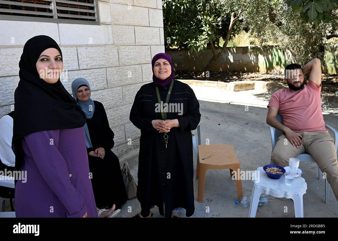 Turmus Aya, Cisjordanie, le vendredi 21 juillet 2023. (L) Ameena AbuAwad, 34 ans, rend visite à des proches à la maison de sa tante Nuha Khraiwish à Turmus Aya, Cisjordanie, le vendredi 21 juillet 2023. Les deux palestiniennes musulmanes américaines de Chicago, Illinois, pourraient bénéficier d’un accord entre Israël et l’Amérique qui donnerait aux Israéliens une entrée sans visa en Amérique si Israël accordait aux Palestiniens américains un traitement égal pour entrer en Israël et dans les territoires palestiniens en prenant l’avion pour l’aéroport Ben Gourion près de tel Aviv. Photo de Debbie Hill/ UPI Banque D'Images