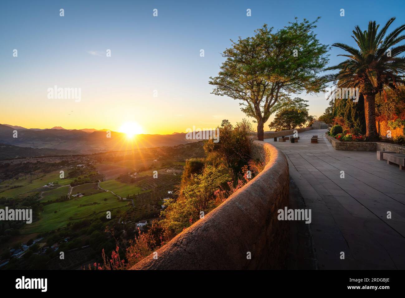 Paseo de los Ingleses (passerelle des Anglais) au coucher du soleil - Ronda, Andalousie, Espagne Banque D'Images