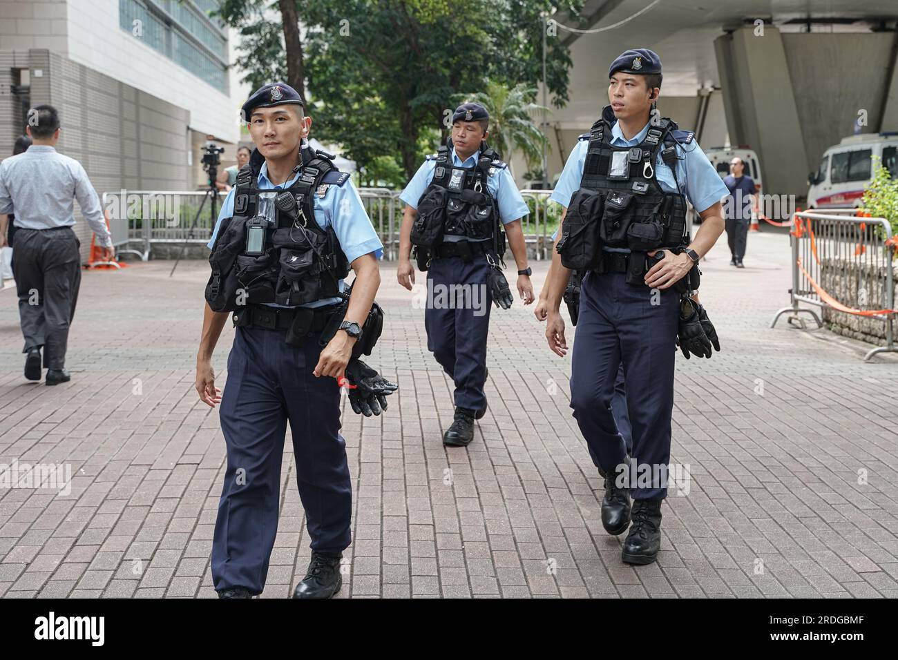 Hong Kong, Chine. 21 juillet 2023. Policiers patrouillant devant le bâtiment du tribunal. Le 21 juillet 2023, Ronson Chan, journaliste de Hong Kong et président de l'Association des journalistes de Hong Kong, se présente au West Kowloon Law courts Building pour faire face à des accusations d'entrave à un policier dans l'exécution de ses fonctions et d'entrave à un officier public. La session du tribunal est la continuation d'une affaire partiellement entendue impliquant Chan. (Photo de Michael Ho Wai Lee/SOPA Images/Sipa USA) crédit : SIPA USA/Alamy Live News Banque D'Images