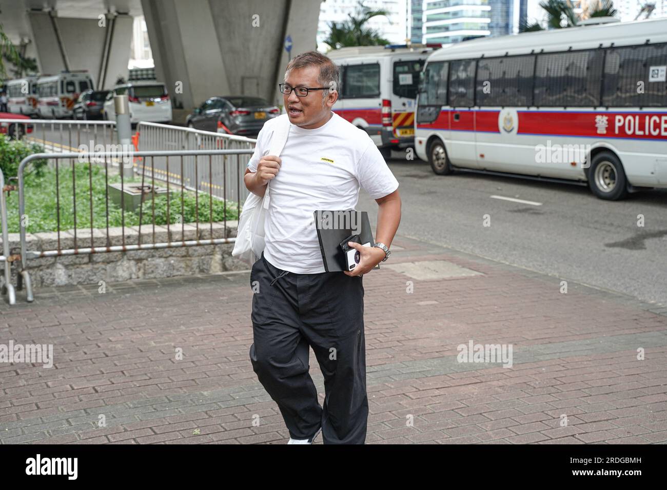 Hong Kong, Chine. 21 juillet 2023. Ronson Chan, président de l'Association des journalistes de Hong Kong, s'exprime devant le tribunal. Le 21 juillet 2023, Ronson Chan, journaliste de Hong Kong et président de l'Association des journalistes de Hong Kong, se présente au West Kowloon Law courts Building pour faire face à des accusations d'entrave à un policier dans l'exécution de ses fonctions et d'entrave à un officier public. La session du tribunal est la continuation d'une affaire partiellement entendue impliquant Chan. (Photo de Michael Ho Wai Lee/SOPA Images/Sipa USA) crédit : SIPA USA/Alamy Live News Banque D'Images