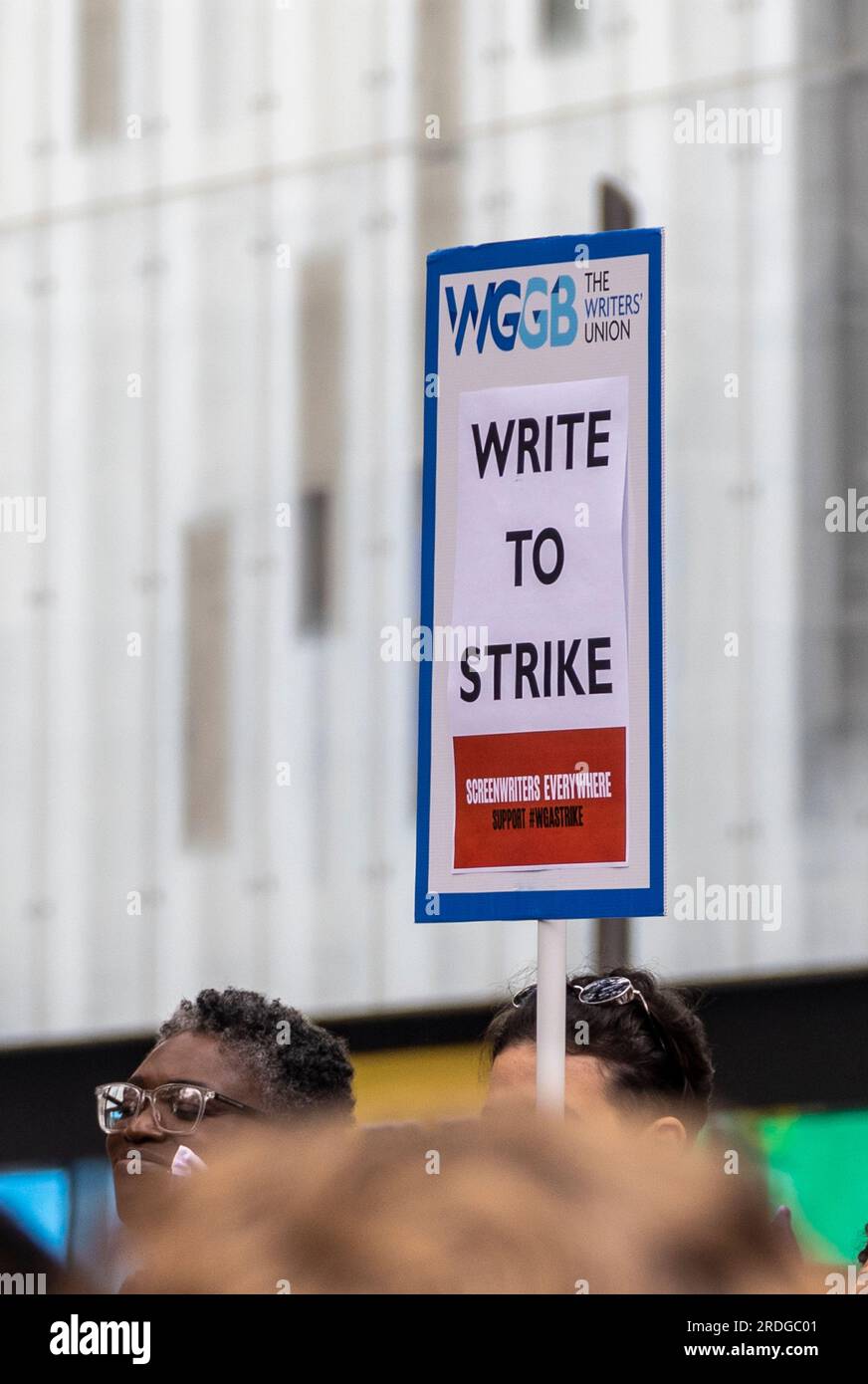 Londres, Royaume-Uni. 21 juillet 2023. Le syndicat des arts de la scène et des industries du divertissement, Equity, a organisé une manifestation à Leicester Square, juste en face de la statue de William Shakespeare. Ils manifestaient leur solidarité avec la grève SAG-AFTRA et exprimaient leurs objections à l’utilisation de l’IA au détriment des talents humains dans l’industrie cinématographique. Crédit : Sinai Noor/Alamy Live News Banque D'Images