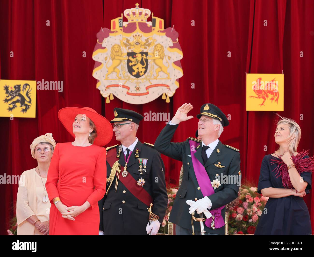 Bruxelles, Belgique. 21 juillet 2023. La reine Mathilde de Belgique, le roi Philippe - Filip de Belgique et le ministre de la Défense Ludivine Dedonder photographiés lors du défilé militaire et civil de la fête nationale belge, à Bruxelles, vendredi 21 juillet 2023. Ce défilé rend hommage aux services de sécurité et d'urgence de notre pays, tels que l'armée, la police, les pompiers ou la protection civile. En outre, le règne de dix ans du roi Philippe sera également célébré. BELGA PHOTO BENOIT DOPPAGNE crédit : Belga News Agency/Alamy Live News Banque D'Images