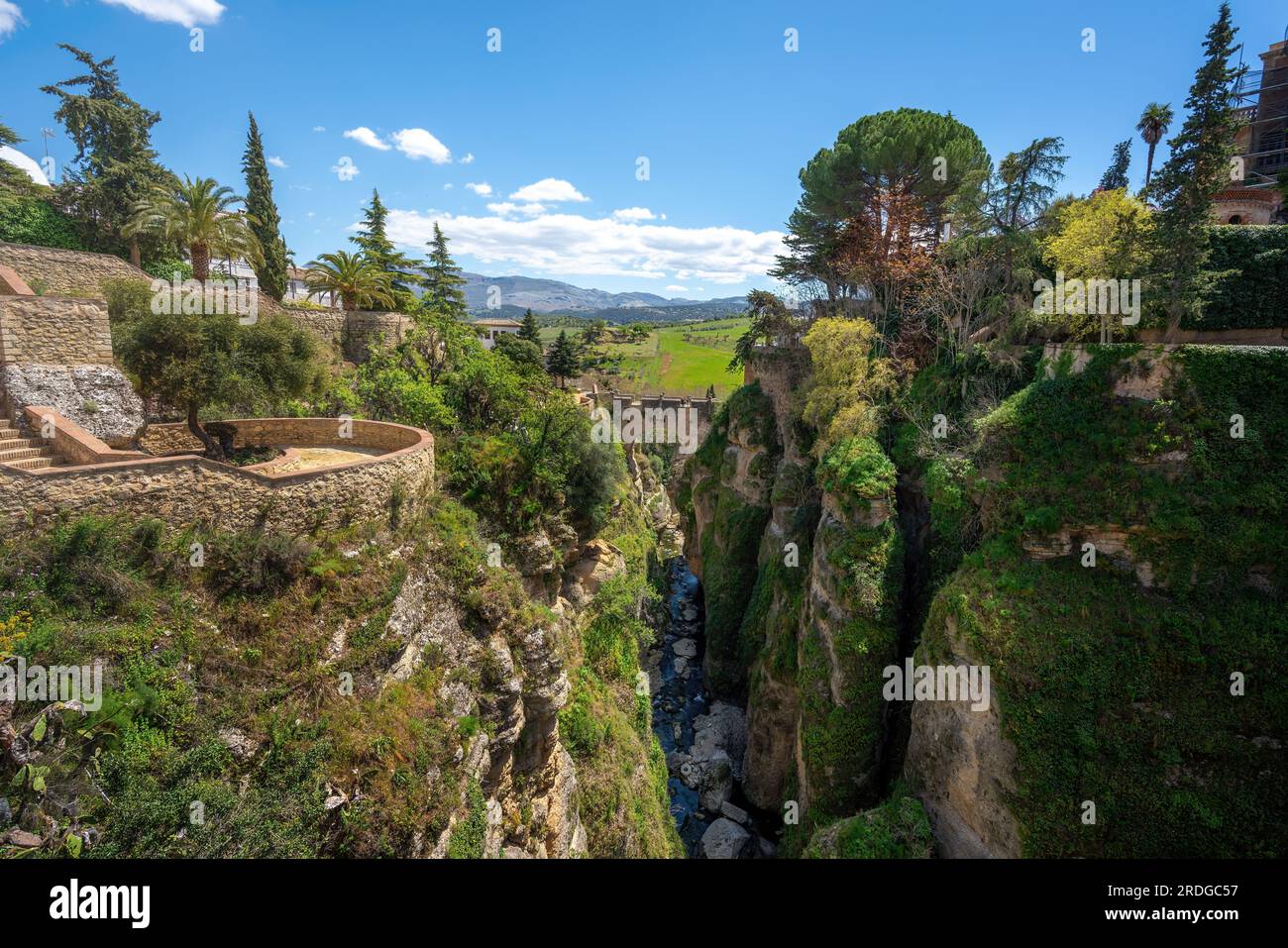 Jardins de Cuenca et pont Puente Viejo au canyon El Tajo - Ronda, Andalousie, Espagne Banque D'Images