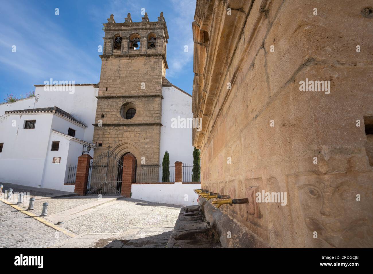 Fontaine à huit becs (Los Ocho Canos) et église Nuestro Padre Jésus - Ronda, Andalousie, Espagne Banque D'Images