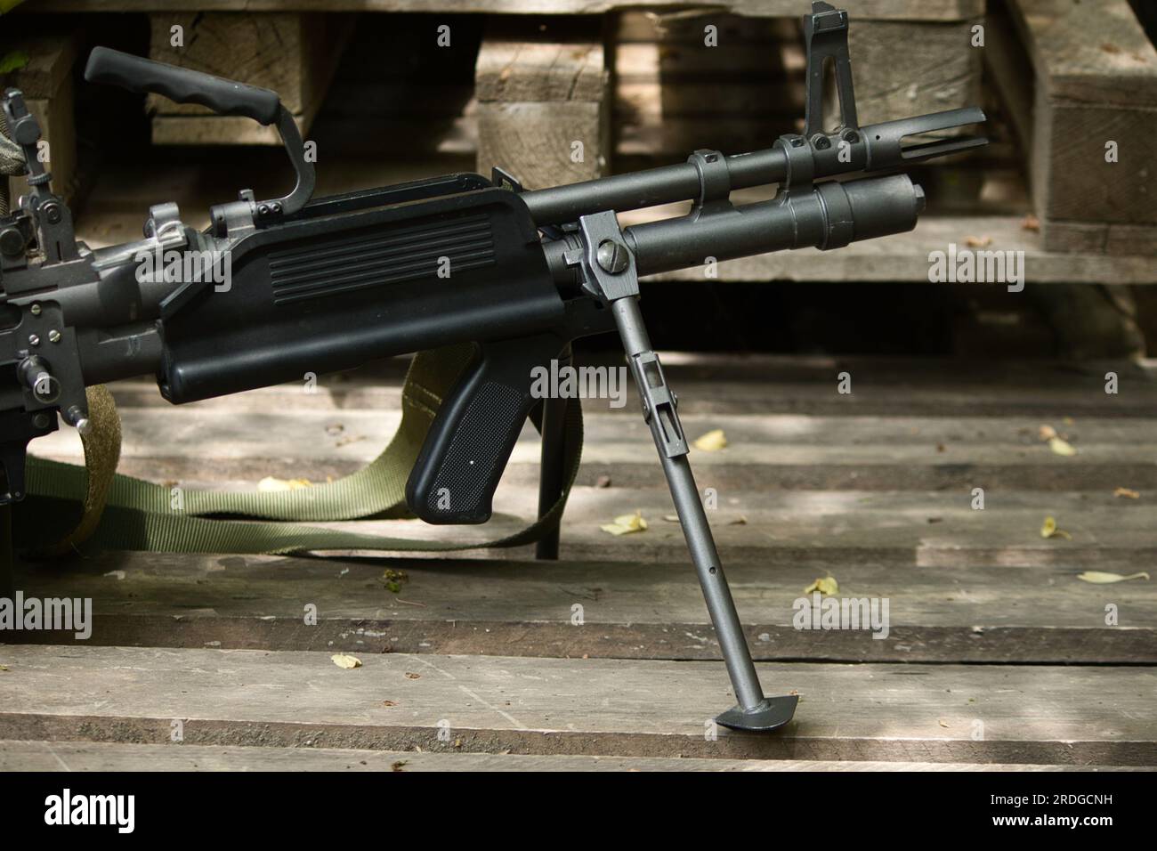 airsoft arme m60, arme noire sur le sol se tient sur des bipieds Banque D'Images