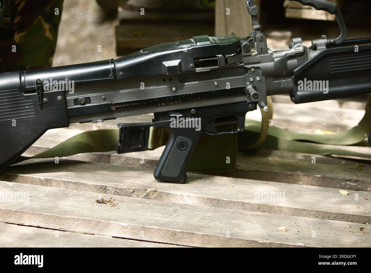 airsoft arme m60, arme noire sur le sol se tient sur des bipieds Banque D'Images