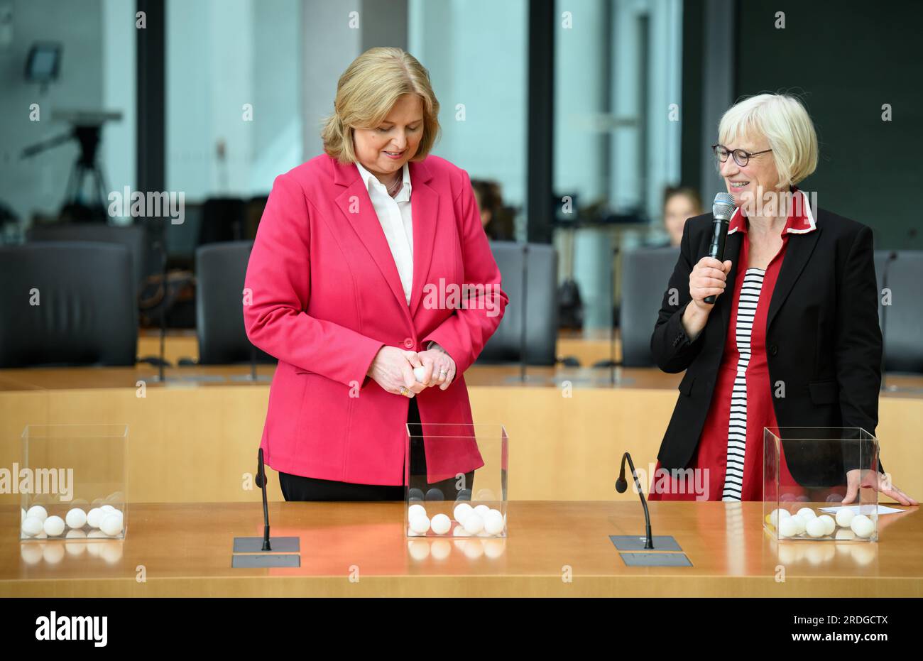 Berlin, Allemagne. 21 juillet 2023. Le président du Bundestag, Bärbel Bas (l, SPD), ainsi que Christine von Blanckenburg de l'Institut Nexus, attirent les participants du premier Conseil des citoyens "Nutrition en transition" à la Loterie des citoyens du Bundestag allemand. Avant que le premier Conseil des citoyens du Bundestag allemand «Nutrition en transition : entre les préoccupations privées et les responsabilités de l'État» commence ses travaux à l'automne, sa composition sera décidée par loterie. Crédit : Bernd von Jutrczenka/dpa/Alamy Live News Banque D'Images