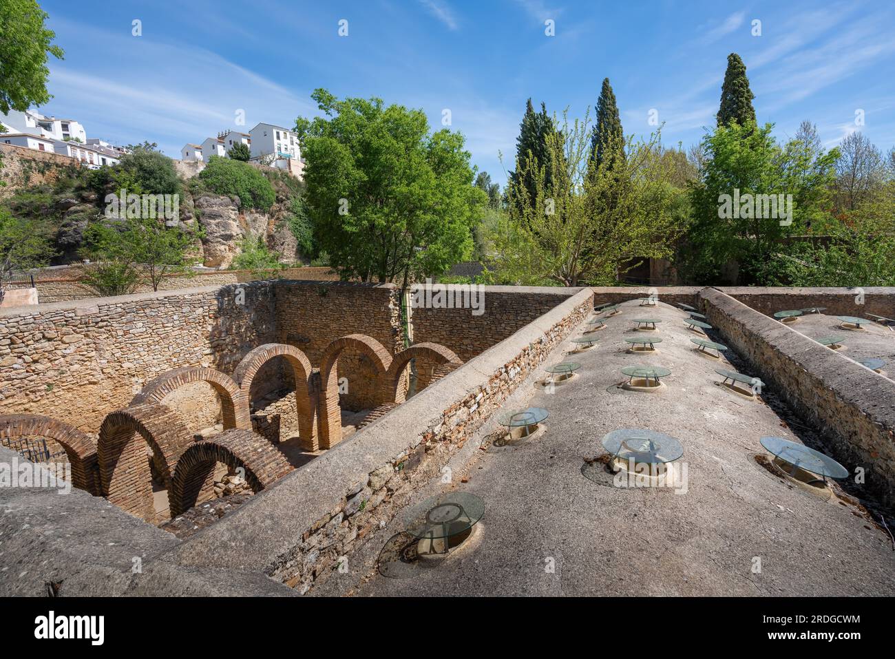 Toit avec puits de lumière aux bains arabes de Ronda - Ronda, Andalousie, Espagne Banque D'Images