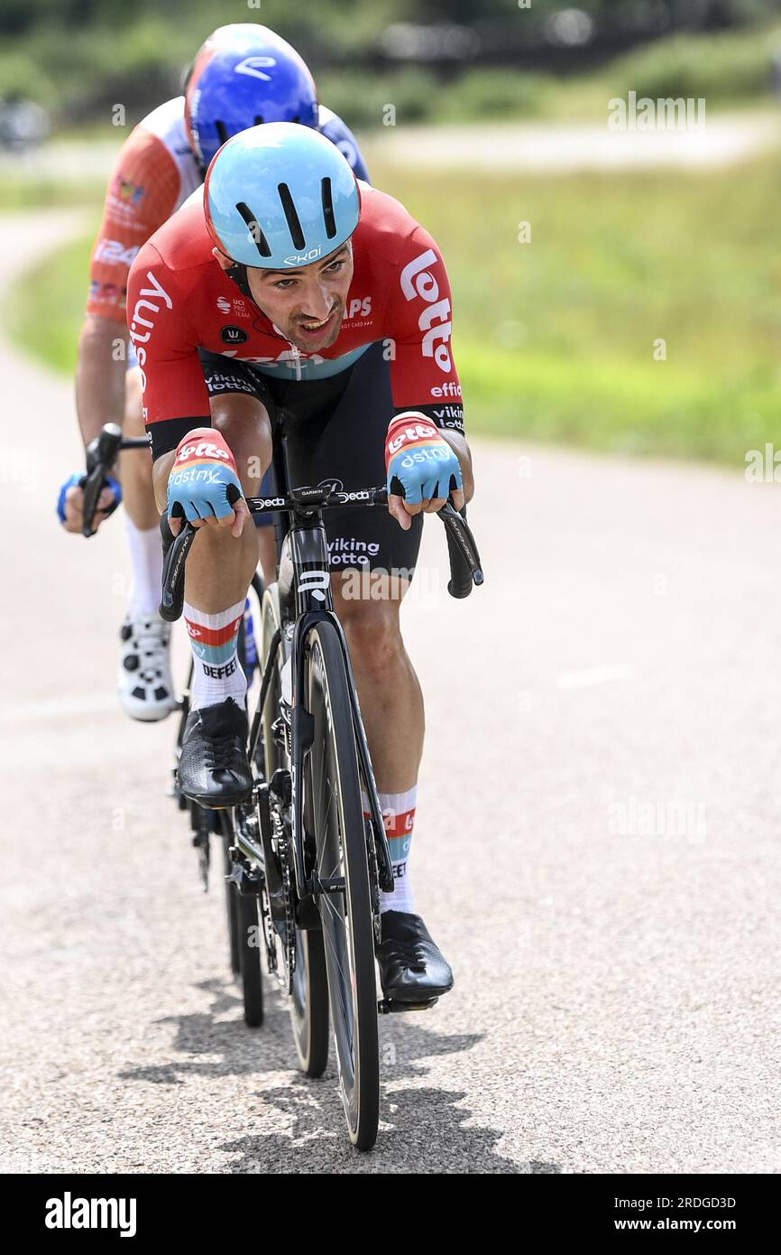 Poligny, France. 21 juillet 2023. L'australien Simon Clarke d'Israel-Premier Tech et le belge Victor Campenaerts de Lotto DSTNY photographiés en action lors de l'étape 19 du Tour de France cycliste de Moirans-en-montagne à Poligny (172, 8 km), France, vendredi 21 juillet 2023. Le Tour de France de cette année aura lieu du 01 au 23 juillet 2023. BELGA PHOTO ALEX BROADWAY crédit : Belga News Agency/Alamy Live News Banque D'Images