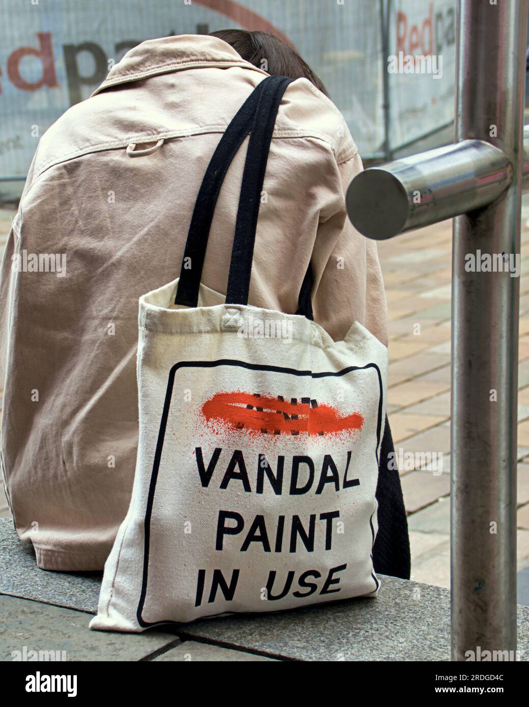 Glasgow, Écosse, Royaume-Uni 21 juillet 2023. Des milliers de tours de la banksy officielle irn bru margarita gratuit comme récompense pour ceux qui assistent au quart de cimetière le sac est seulement disponible pour les détenteurs de billets etpartout dans la ville. . Crédit Gerard Ferry/Alamy Live News Banque D'Images