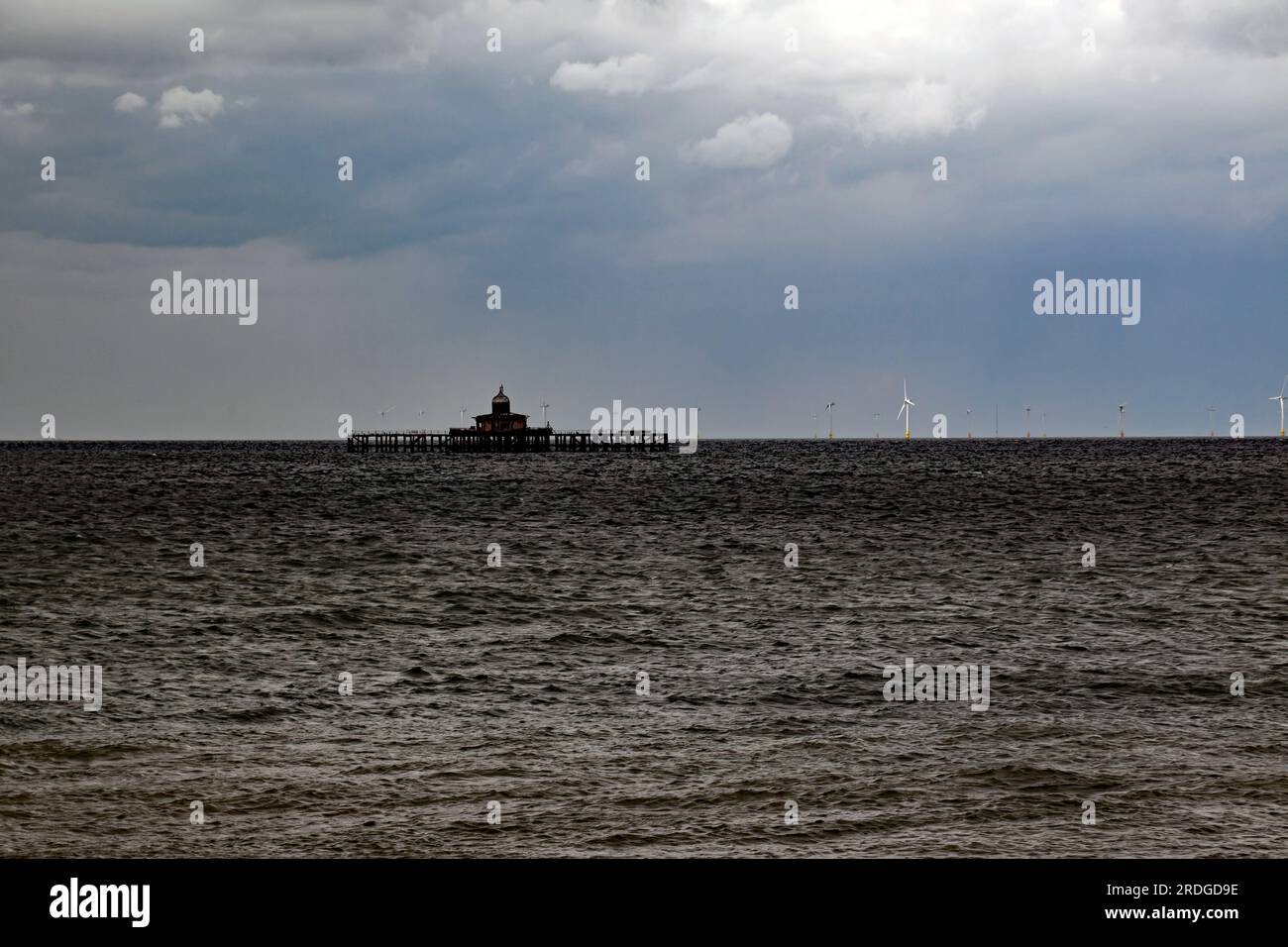 L'extrémité isolée de la jetée de Herne Bay, avec le parc éolien offshore de Kentish Flats derrière elle. Herne Bay, Thanet, Kent Banque D'Images