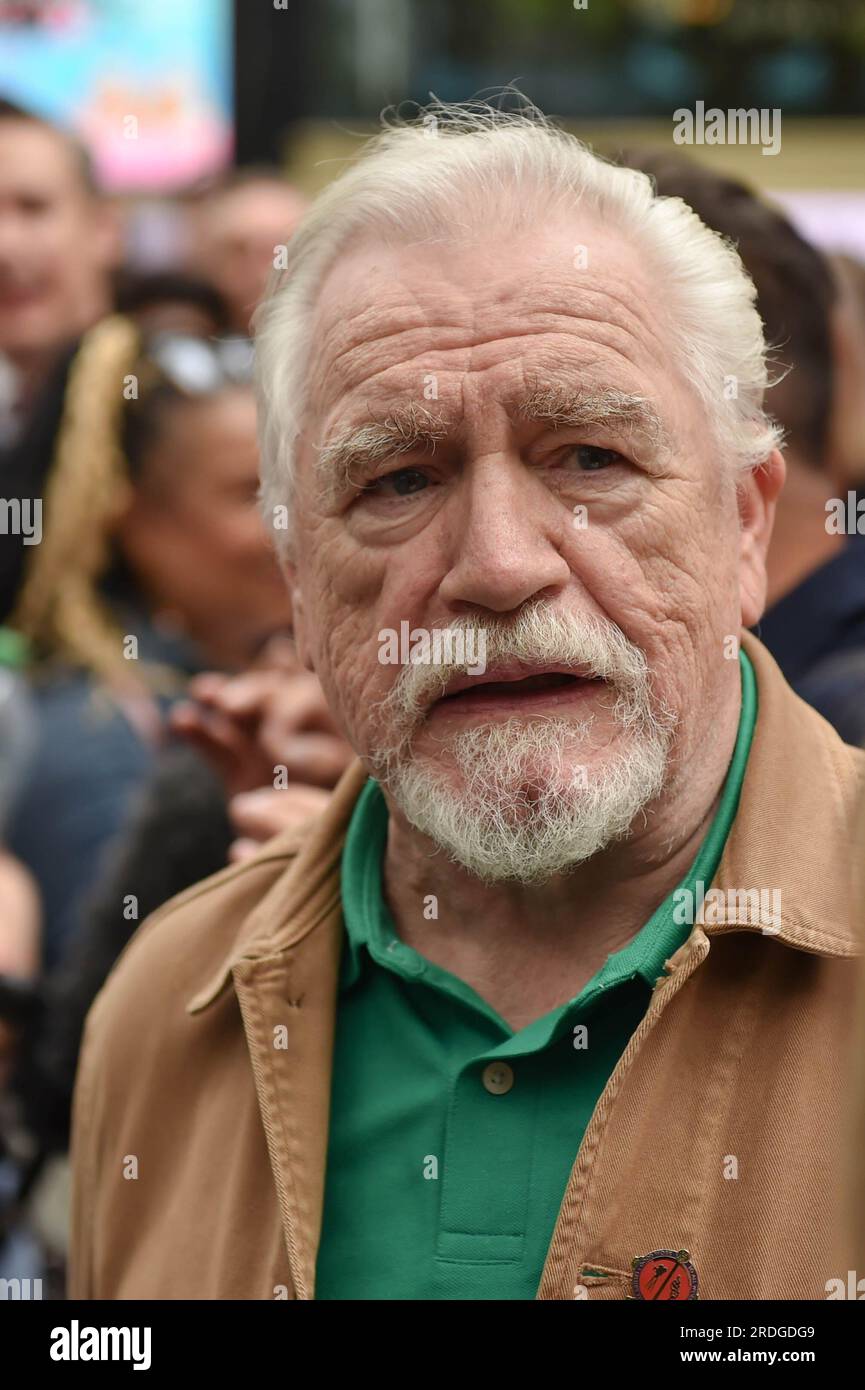 Londres, Angleterre, Royaume-Uni. 21 juillet 2023. L'acteur BRIAN COX vu lors d'une manifestation organisée par les membres du syndicat des acteurs britanniques Equity à Leicester Square, Londres, en solidarité avec les acteurs hollywoodiens en grève et les membres de la Screen Actors Guild - American Federation of Television and radio Artists. (Image de crédit : © Thomas Krych/ZUMA Press Wire) USAGE ÉDITORIAL SEULEMENT! Non destiné à UN USAGE commercial ! Banque D'Images