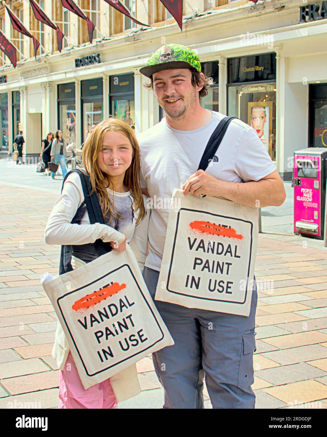 Glasgow, Écosse, Royaume-Uni 21 juillet 2023. Des milliers de tours de la banksy officielle irn bru margarita gratuit comme récompense pour ceux qui assistent au quart de cimetière le sac est seulement disponible pour les détenteurs de billets etpartout dans la ville. . Crédit Gerard Ferry/Alamy Live News Banque D'Images