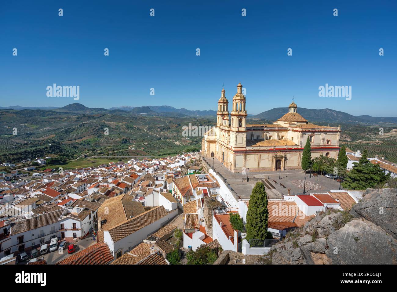 Vue aérienne d'Olvera avec l'église de Nuestra Senora de la Encarnacion - Olvera, Andalousie, Espagne Banque D'Images