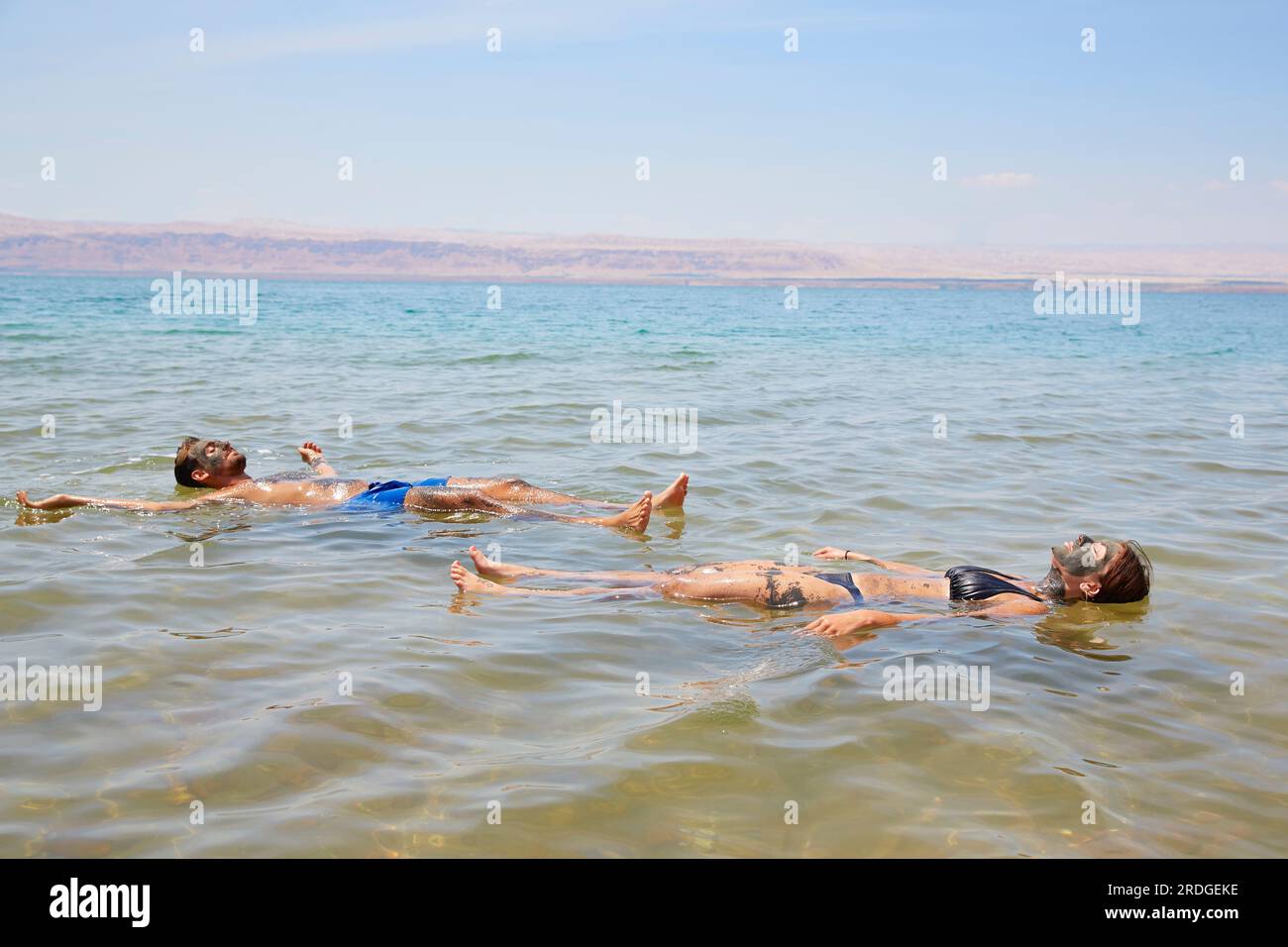 Des gens flottant dans la mer Morte, Jordanie Banque D'Images