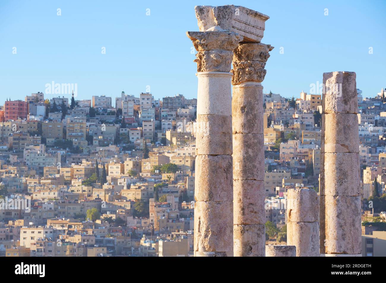 Colonnes du Temple d'Hercule devant les bâtiments de la ville d'Amman, Citadelle, Jabal al-Qala'a colline, Amman, Jordanie Banque D'Images