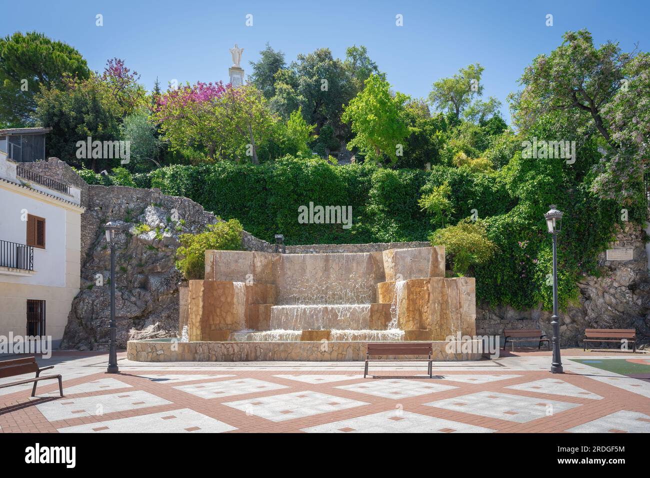 Fontaine de la place Plaza de Andalucia et du monument Penon del Sagrado Corazon - Olvera, Andalousie, Espagne Banque D'Images