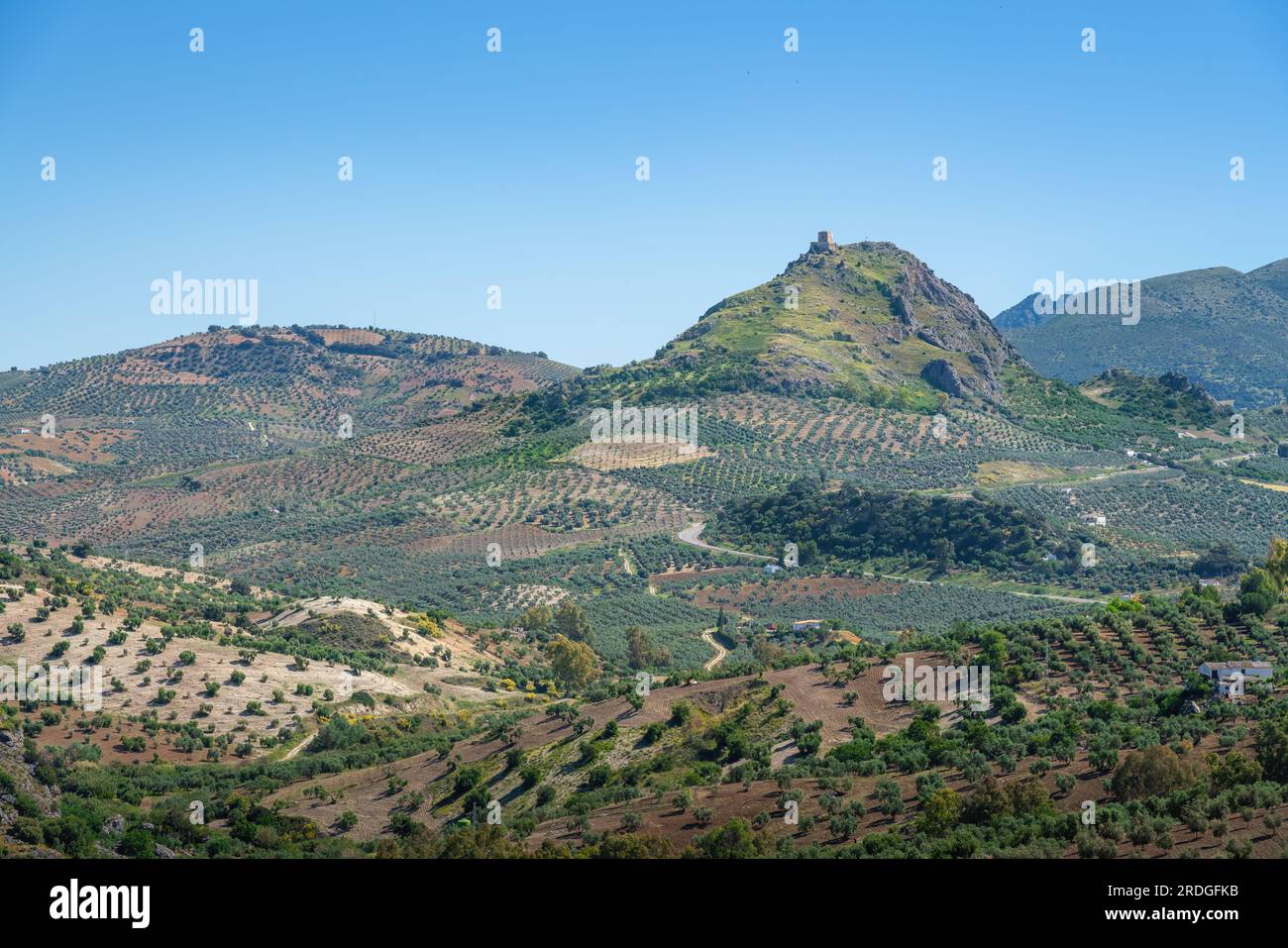 Montagnes vue depuis Olvera avec le château de fer de Pruna - Olvera, Andalousie, Espagne Banque D'Images