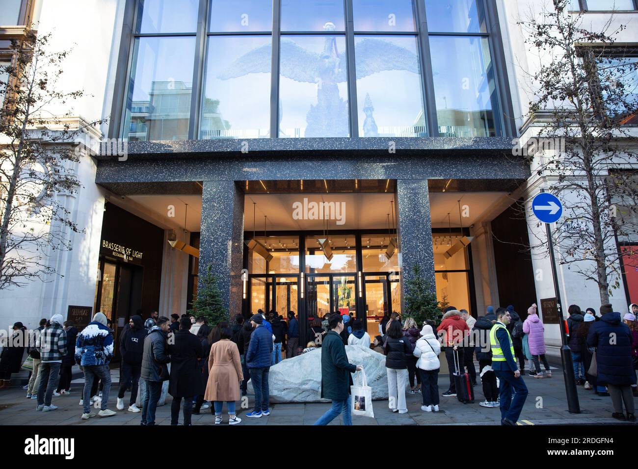 Les gens attendent devant le magasin Selfridges sur Oxford Street à Londres, avant l'ouverture le lendemain de Noël. Banque D'Images