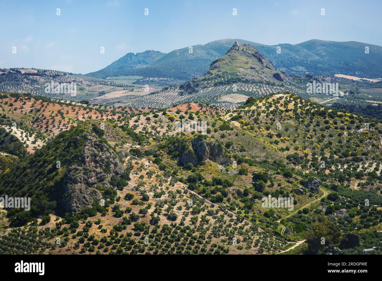 Montagnes vue depuis Olvera avec le château de fer de Pruna - Olvera, Andalousie, Espagne Banque D'Images