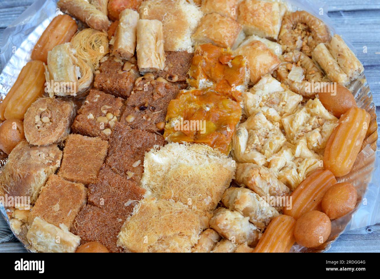 Cuisine arabe sucreries, Moyen-Orient, syrien, égyptien et turc desserts d'une délicieuse collection de desserts traditionnels du Ramadan, basbosa, konafa, Banque D'Images