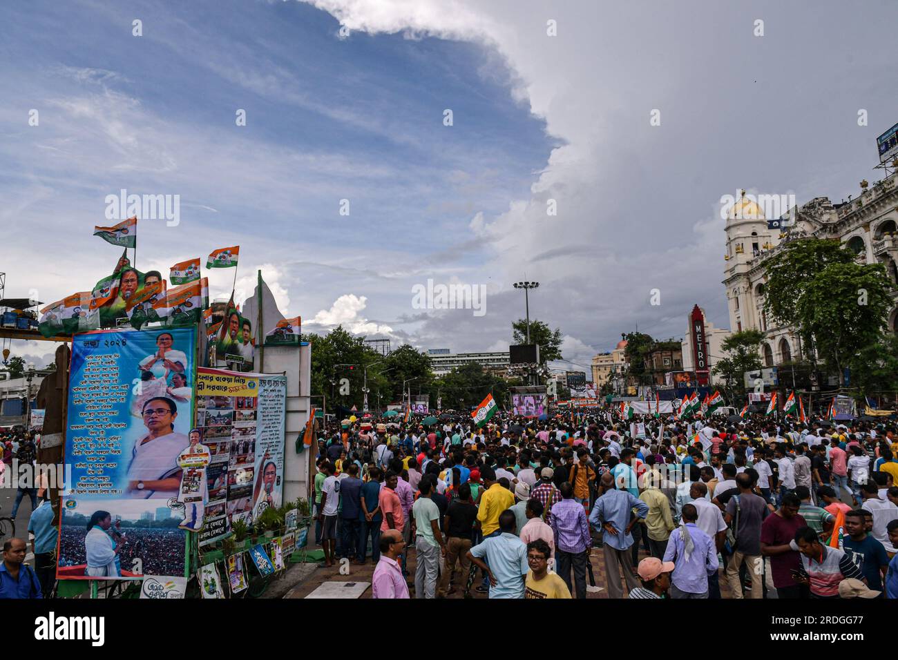 Kolkata, Inde. 21 juillet 2023. Les partisans du parti du Congrès Trinamool participent au méga programme annuel de la Journée des martyrs dans la région de l'Esplanade. Trinamool Congress party a organisé le rassemblement annuel de la Journée des Martyrs, le plus grand événement politique annuel de TMC attirant une foule massive de tout l'État à Esplanade. Le cœur de Kolkata chaque 21 juillet pour commémorer les 13 personnes qui ont été tuées par balle par la police du Bengale occidental le 21 juillet 1993 lors d'un rassemblement organisé à cette date. Crédit : SOPA Images Limited/Alamy Live News Banque D'Images