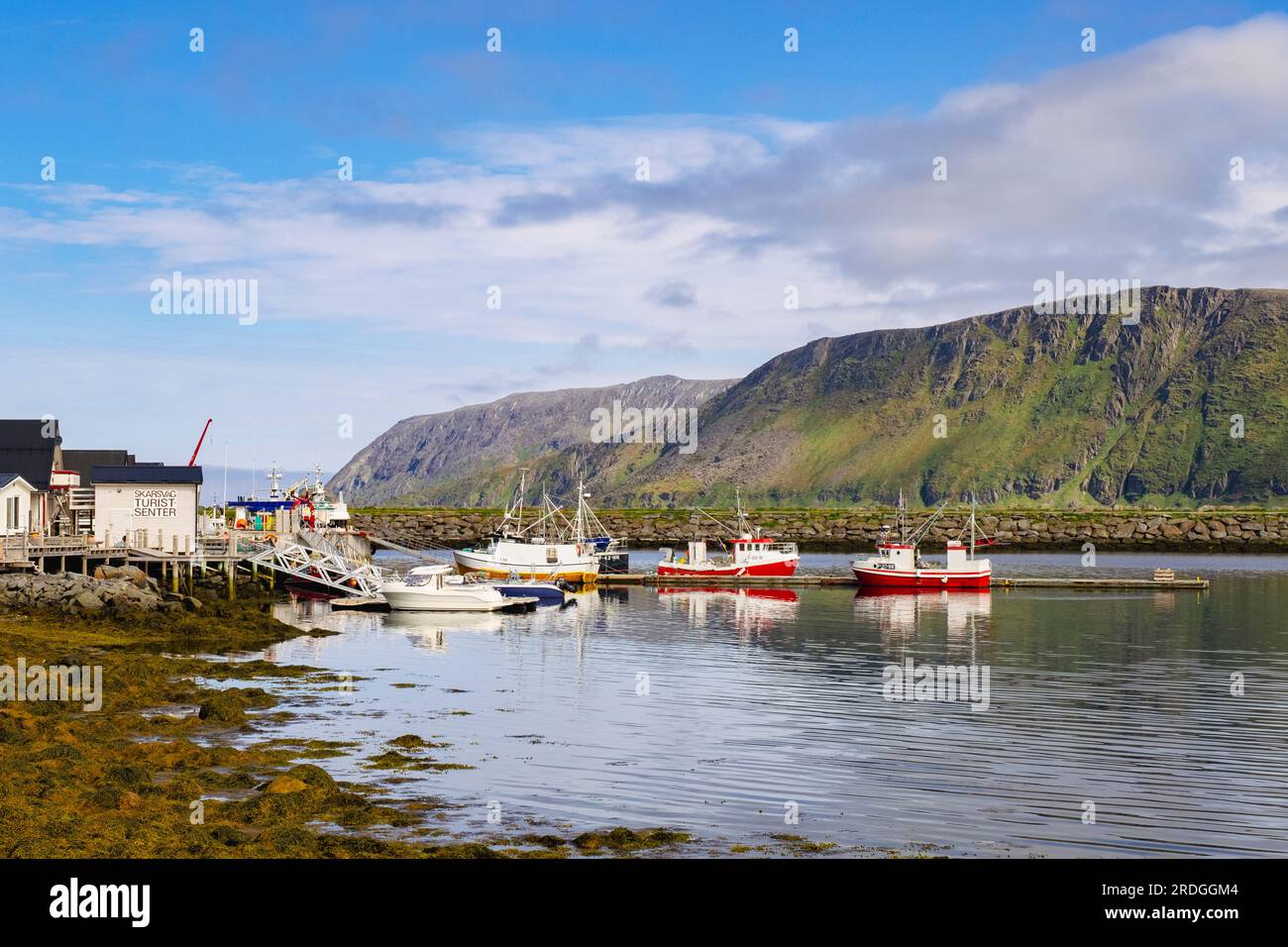 Bateaux de pêche amarrés dans le port du village de pêcheurs le plus septentrional du monde. Skarsvag, île de Magerøya, Honningsvar, Troms og Finnmark, Norvège Banque D'Images