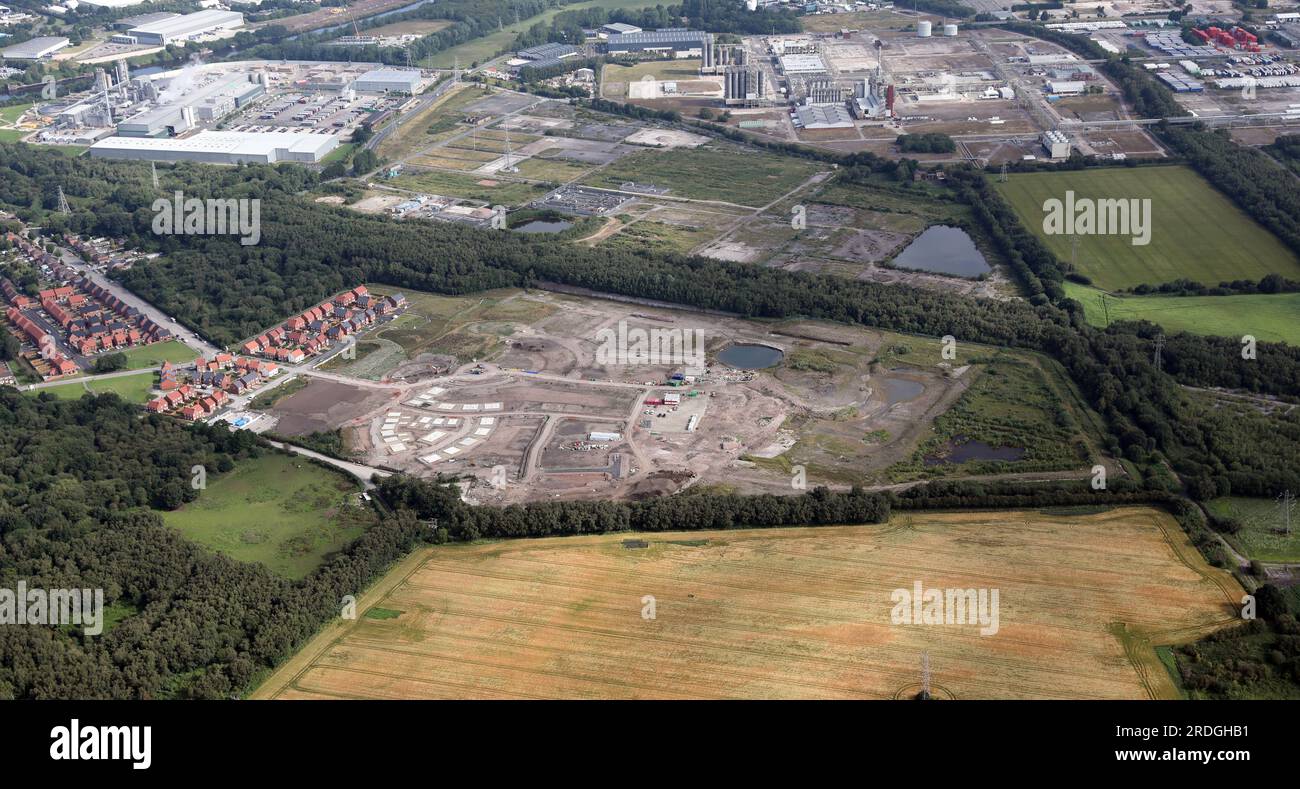 Vue aérienne d'un site de champ vert où Linden Homes se prépare à construire de nouvelles maisons et maisons Banque D'Images
